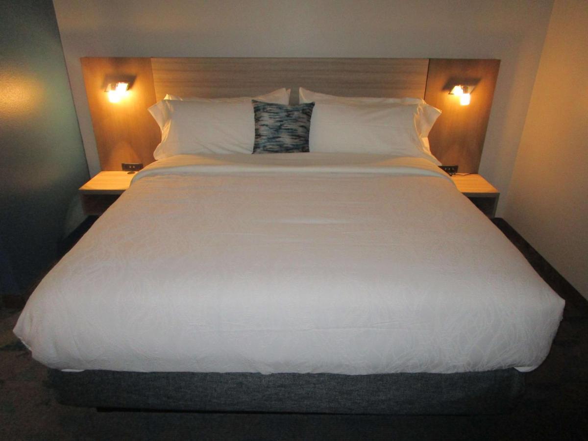 Reddy Hotel Bonham Bagian luar foto